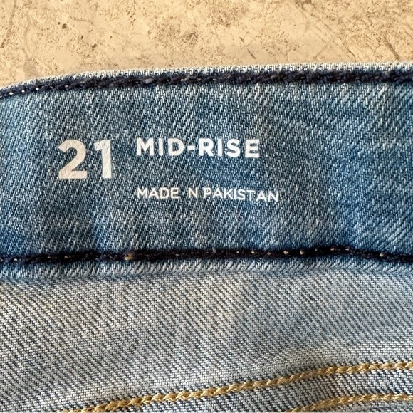 NWT Arizona Jean Co Shortie Shorts Mid Rise Cuff Medium Wash Junior Plus Size 21 - Picture 6 of 6